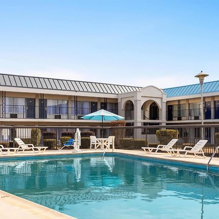 Days Inn By Wyndham Emporia Exterior photo