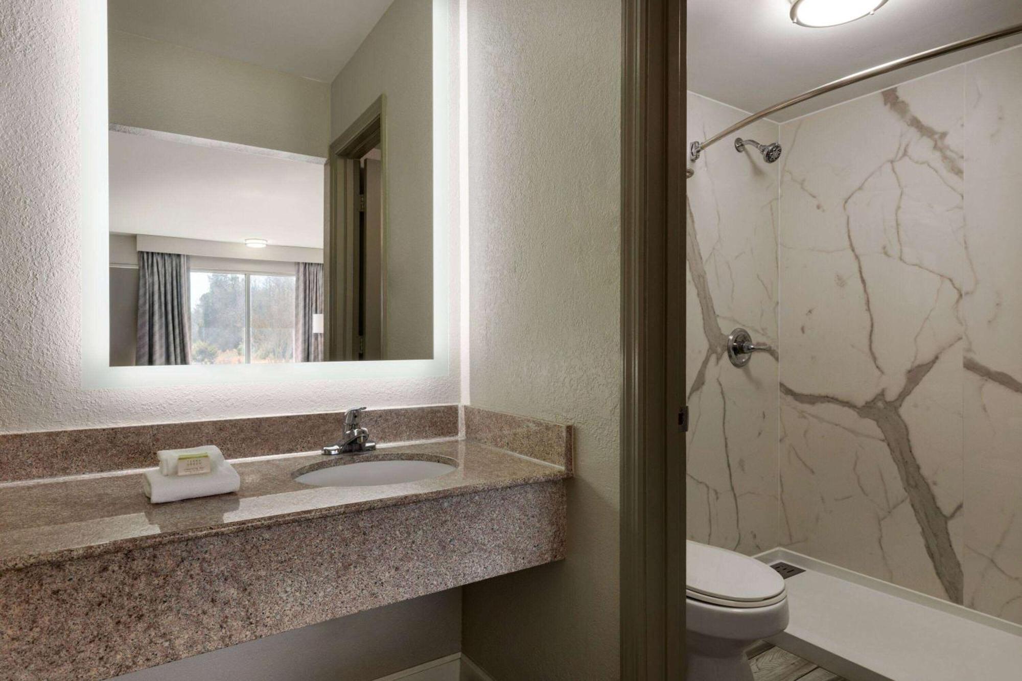 Days Inn By Wyndham Emporia Exterior photo