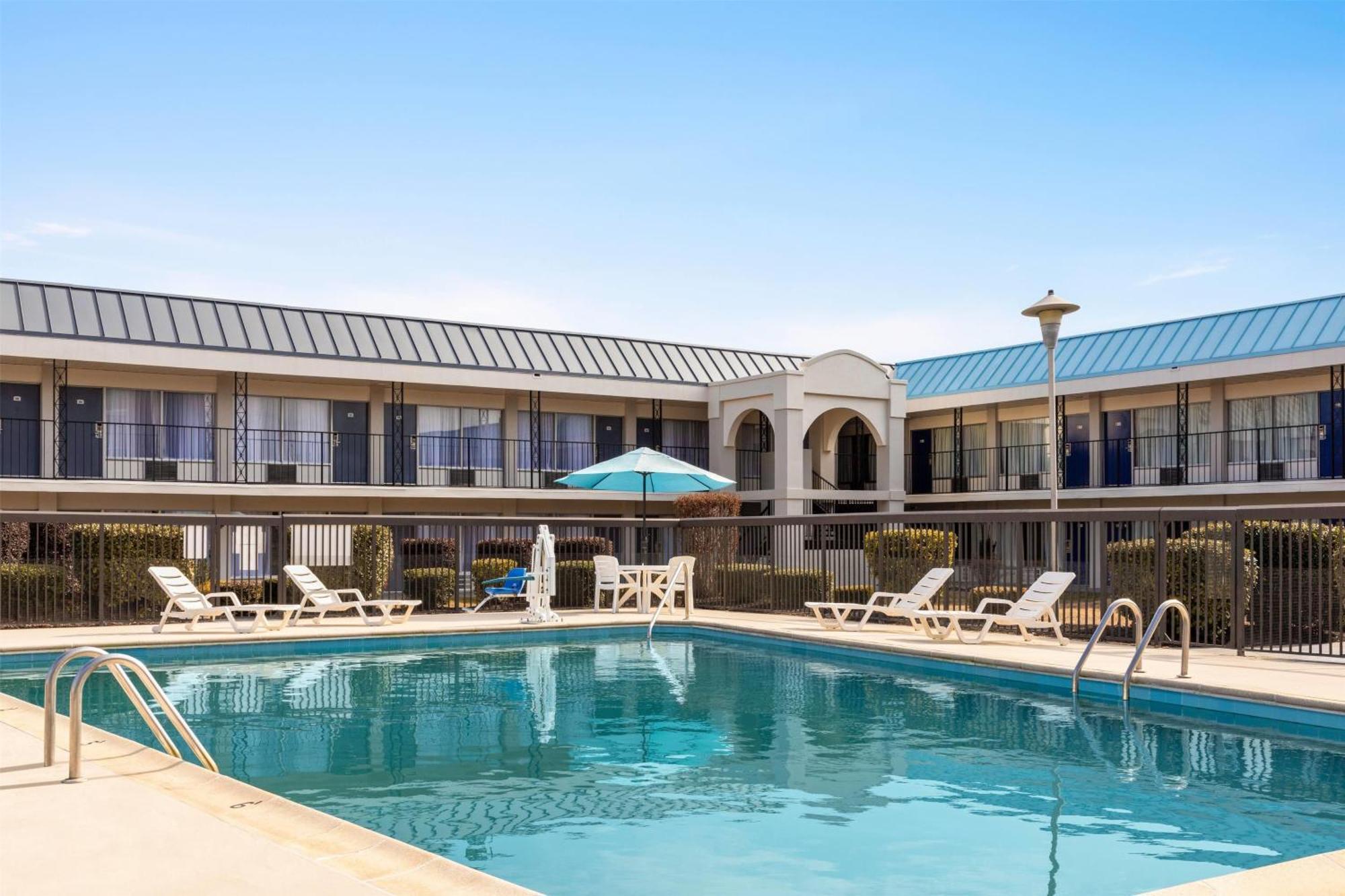 Days Inn By Wyndham Emporia Exterior photo